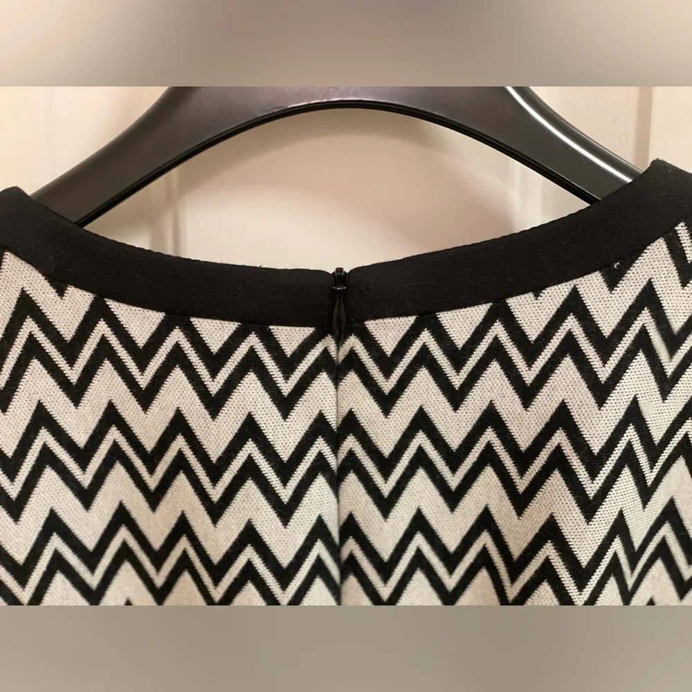 Sleeveless Chevron Dress— Trina Turk, Size Medium - Picture 12 of 15